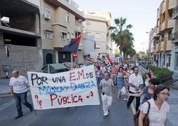 Manifestación contra la privatización de la escuela de música el pasado mes de junio. :: JAVIER MARTÍN