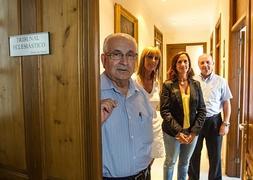 El vicario judicial, con parte del equipo de profesionales del tribunal que atiende a las personas que tramitan la nulidad. :: ALFREDO AGUILAR