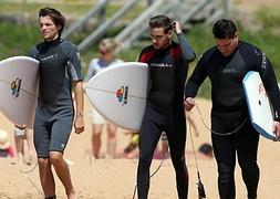 One Direction disfrutan del surf ante sus enloquecidos fans australianas