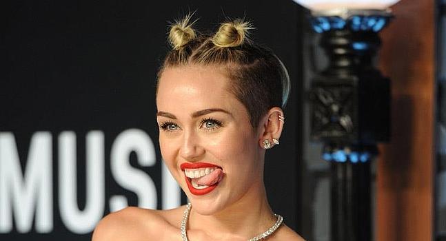 Miley And Selena Sexy - Una productora le ofrece a Miley Cyrus dirigir una sexy pelÃ­cula porno, por  un millÃ³n de dÃ³lares | Ideal