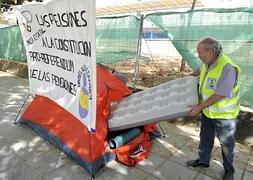 Un 'yayoflauta' acampa en Granada contra el recorte de las pensiones