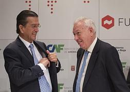 El presidente de Vocento, Enrique de Ybarra, conversa ayer con el ministro de Asuntos Exteriores, José Manuel García-Margallo. :: I. GIL