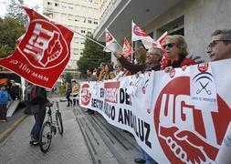 UGT protestó en el Clínico en defensa del sector público. :: R. L. PÉREZ