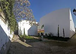 Vista del acceso al edificio del Callejón del Gallo del Albaicín. :: GONZÁLEZ MOLERO