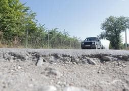 Un vehículo pasa por el tramo deteriorado del Camino de Purchil. :: ALFREDO AGUILAR