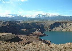 Vista parcial de la explotación minera de Alquife con el macizo de Sierra Nevada de fondo. :: TORCUATO FANDILA