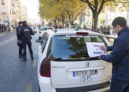 Un taxista coloca un cartel en forma de protesta en su vehículo :: G. MOLERO