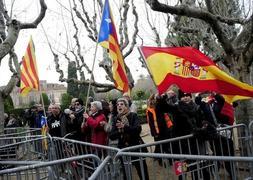 Ciudadanos de cataluña exhiben 'esteladas' independentistas y banderas de España. :: IDEAL