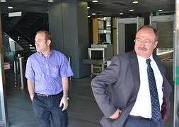 Luis Pérez, izquierda, acompañado de su abogado a la salida de la Audiencia tras prestar declaración por su imputación en el 'caso facturas'. :: F. G.