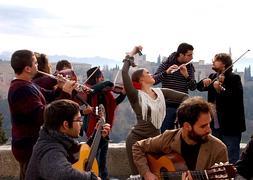 Orquesta di la Strada, más que música en el Teatro Alhambra