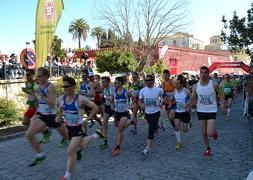 La imagen muestra la salida de la prueba alhameña, a la que le faltó un solo atleta para llegar al millar de participantes. :: A. ARENAS