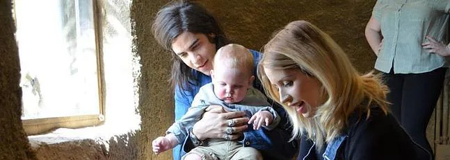 Encontraron al hijo menor de Peaches Geldof jugando junto al cadáver de su madre