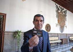 El magistrado Lorenzo del Río, presidente del TSJA, muestra el 'pen drive' que contiene la memoria de actividades del Alto Tribunal. :: GONZÁLEZ MOLERO