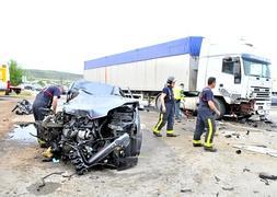 Estado en el que quedó el vehículo y el camión implicados en el accidente ocurrido en la N-322. :: ENRIQUE