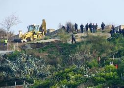 Una máquina excavadora 'ciega' los accesos a las cuevas del Cerro de San Miguel, el pasado marzo :: A. A.