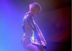 Hipersexual Miley Cyrus se marcha al porno en un concierto | Ideal