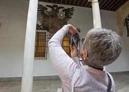 Una visitante fotografia el interior de la Chancillería :: A. AGUILAR