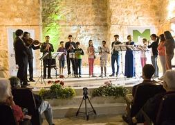 Alumnos de bandas de música locales interpretan música de Bach ante el público, junto a los músicos del Festival. :: M. RODRÍGUEZ