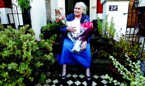 GALARDONADA. Doris Lessing posa ante la puerta de su casa, poco después de enterarse de que había ganado el Nobel de Literatura. / REUTERS