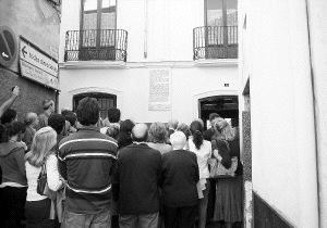 INAUGURACIÓN. Los asistentes al acto se agolpan en las puertas de la  casa de Mackay. /J. L. GONZÁLEZ