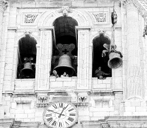 La campana Santo Rostro fue colocada en primavera en el campanario tras su restauración /IDEAL