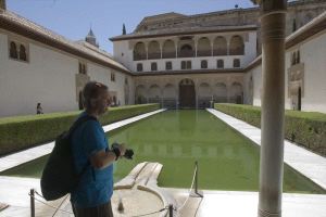 Un visitante observa uno de los patios de la Alhambra. / G. MOLERO