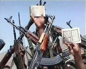 DESBANDADA. Guerrilleros de Al Qaeda exhiben sus armas. / IDEAL