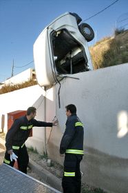 Dos bomberos observan el muro, reventado. / RAMÓN L. PÉREZ