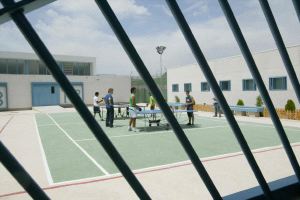 REFORMA. Un grupo de adolescentes practica deporte en un correccional andaluz. / PIQUI