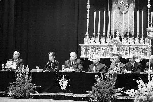 NUESTRO PADRE JESÚS. Presentación anoche en el teatro Darymelia. /F. J. CANO