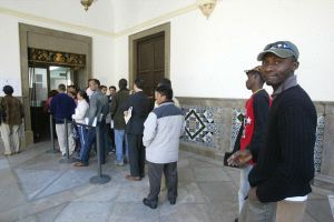RETRASO. Inmigrantes hacen cola en las oficinas municipales del Ayuntamiento de Granada para pedir documentos necesarios para regularizar su situación. /IDEAL
