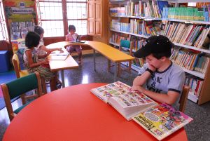 PEQUEÑOS LECTORES. Niños en una biblioteca de Granada. / IDEAL