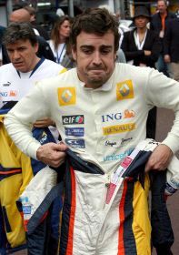 Alonso se coloca el mono en el Gran Premio de Mónaco. /EFE