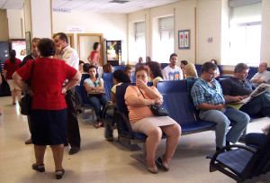 RETRASOS. Un grupo de pacientes espera su turno en la sala de Urgencias del Clínico. / R. I.