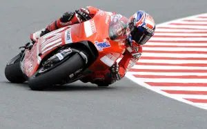 EL MÁS RÁPIDO. Stoner toma una curva durante la primera sesión de entrenamientos en el circuito de Sachsenring. /AFP