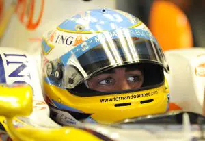 Fernando Alonso (R28) se prepara para iniciar la sesión de entrenamientos de ayer. / EFE