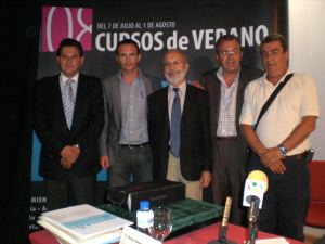 CURSO. Emilio Calatayud, a la derecha, junto a los organizadores del curso de Purchena. / IDEAL