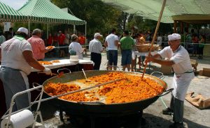 SABROSA. La gente hizo cola para tomar paella. / M. A.