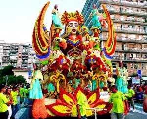 ESPECTÁCULO. Las carrozas iluminaron el desfile de Cúllar. / J. UTRERA