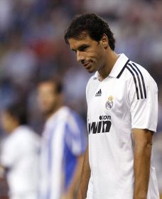 Van Nistelrooy seguirá vistiendo la camiseta del Real Madrid. /AP