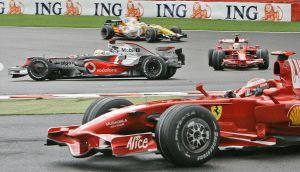SIEMPRE CUARTO. Fernando Alonso, al fondo, persigue a Raikkonen, Hamilton y Massa, por ese orden, en un momento de la carrera disputada               ayer en el circuito de Spa Francorchamps, en Bélgica. /AP