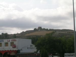 LAS ATALAYAS DEL NORTE. En la comarca de Huéscar aún se mantienen en pie numerosas torres vigía de época árabe, como ésta de Cúllar,  que corona un cerro.