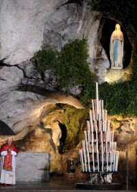 VELAS. El Papa Benedicto XVI reza en el Santuario de Lourdes. / EFE