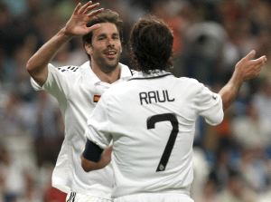 CELEBRACIÓN. Van Nistelrooy y Raúl se felicitan tras marcar un gol el holandés. / REUTERS