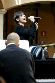 Rosa cantó algunos de sus nuevos temas en la presentación. / EFE