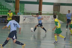 Un jugador del Almuñécar CT conduce el balón a la contra. / DE H.