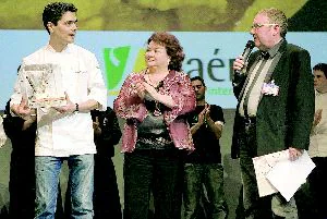 El cocinero ganador recoge el premio de manos de la vicepresidenta de Diputación, Pilar Parra. /IDEAL