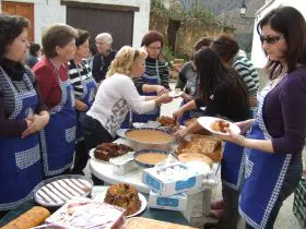 DELICIAS. Las mujeres del pueblo preparan la suculenta sobremesa con postres tradicionales.