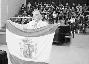 LOS PROTAGONISTAS. Antonio Cruz dedicó la bandera a los niños y jóvenes del club. /ROMÁN