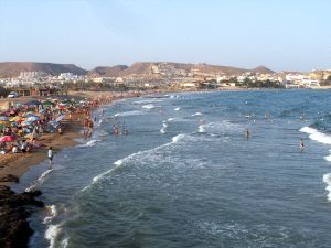 Bañistas en una de las playas del Parque Natural Cabo de Gata-Níjar.